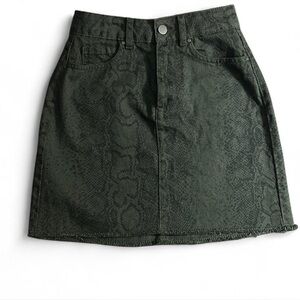 Hollister Ultra High-Rise Dark Green Snake Print Denim Mini Skirt with a Raw Hem